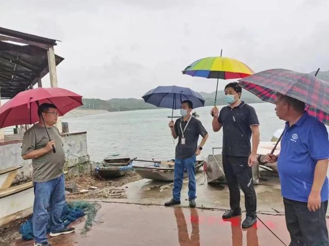 防汛常規(guī)物資中主要包含麻袋吸水膨脹袋,無紡布吸水膨脹袋,防汛沙袋,防汛噸袋,防汛編織袋,雨衣,雨靴,雨傘,彩條布,工兵鏟,十字鎬,八磅錘,應(yīng)急救生包等。