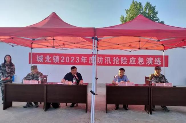 “汛”速行動,以練筑防!金安區(qū)城北鎮(zhèn)開展防汛搶險應(yīng)急演練